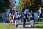Widok na zaproszonych gości idących do kościoła po środku Marszałek Małopolski Witold Kozłowski