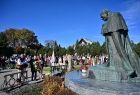 Widok na Marszała Małopolski Witolda Kozłowskiego składającego kwiaty przed pomnikiem Jana Pawła II