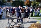 uczestnicy uroczystości w zbiorowym zdjęciu przed pomnikiem Jana Pawła II