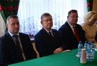 zaproszenie goście przed przed uroczystym obiadem siedzący przy stole - po środku Marszałek Małopolski Witold Kozłowski