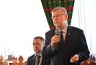 Widok zbliżenie na Witolda Kozłowskiego Marszałka Małopolski wypowiadającego się podczas spotkania po Mszy Świętej