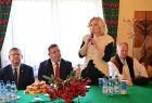 Spotkanie po uroczystości widok na jednego z gości wypowiadającego się po uroczystości