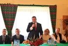 Widok na Macieja Wójcika ministra w Kancelarii Premiera wypowiadającego się podczas uroczystości w kościele 