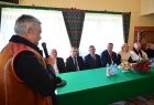 Widok na Andrzeja Gąsienicę Makowskiego wypowiadającego się na spotkaniu po uroczystości