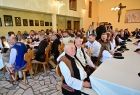 Widok ogólny na uczestników zebrania siedzących po Mszy Świętej na spotkaniu