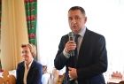 widok na spotkanie po Mszy Świętej - zbliżenie na jednego z przemawiających gości