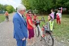 Marszałek Józef Gawron rozmawia z rowerzystą mamą z dzieckiem na siodełku