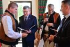 widok na rozmawiających - drugi od lewej Marszałek Małopolski Witold Kozłowski