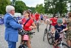 Marszałek Józef Gawron wręcza pamiątkowe medale uczestnikom rajdu rowerowego