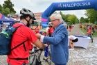 Marszałek Józef Gawron wręcza pamiątkowe medale uczestnikom rajdu rowerowego