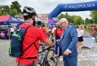 Marszałek Józef Gawron wręcza pamiątkowe medale uczestnikom rajdu rowerowego