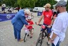 Marszałek Józef Gawron wręcza pamiątkowe medale uczestnikom rajdu rowerowego