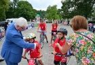 Marszałek Józef Gawron wręcza pamiątkowe medale uczestnikom rajdu rowerowego