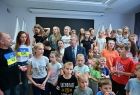 Grupa dzieci wraz z marszałkiem Kozłowskim pozuje do zdjęcia