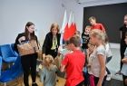 Pracownicy Urzędu Marszałkowskiego wręczają dzieciom prezenty