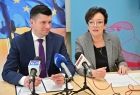 Wicemarszałek Łukasz Smółka mówi do mikrofonu