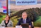 Marszałek Witold Kozłowski oraz dyrektor Dep. Rozwoju Regionu Urzędu Marszałkowskiego Województwa Małopolskiego Joanna Urbanowicz w trakcie konferencji prasowej. 