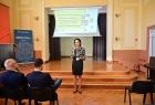 Marta Malec-Lech z zarządu województwa stoi i mówi do mikrofonu. Na krzesłach siedzą osoby i słuchają.