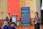 Marta Malec-Lech z zarządu województwa stoi i mówi do mikrofonu.
