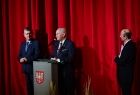 Marszałek Województwa Warmińsko Mazurskiego w trakcie przemowy na scenie Opery Krakowskiej. 