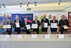 Wszyscy sygnatariusze prezentują podpisane dokumenty