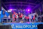 podświetlona scena Małopolska Tour o zmroku