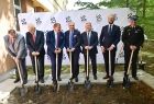 Sygnatariusze z łopatami stoją na tle banneru z napisem "Małopolska"