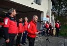 widok na ratowników GOPR przemawiających podczas uroczystości przed dyżurką GOPR