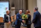 Wręczenie Nagrody Samorządu Województwa Małopolskiego im. św. Jana Pawła II Veritatis Splendor. od lewej Iwona Gibas członek zarządu Małopolski, Jan Duda przewodniczący Sejmiku laureatka nagrody oraz Marszałek Małopolski Witold Kozłowski