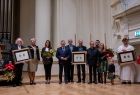 Wręczenie Nagrody Samorządu Województwa Małopolskiego im. św. Jana Pawła II Veritatis Splendor. Widok na scenę i laureatów tegorocznej nagrody