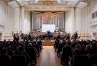Wręczenie Nagrody Samorządu Województwa Małopolskiego im. św. Jana Pawła II Veritatis Splendor. Widok z oddali na scenę i zaproszonych gości