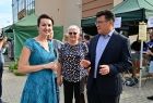 Marta Malec-Lech z zarządu województwa stoi podczas wydarzenia z Andrzejem Mrozem wójtem gminy Wierzchosławice.