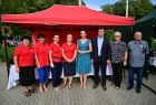 Marta Malec-Lech z zarządu województwa pozuje do zdjęcia z uczestnikami tego wydarzenia po odbytej wcześniej rozmowie