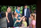 Marta Malec-Lech z zarządu województwa przy stoisku gdzie dzieci są malowane w różnego rodzaju wzory na buziach