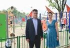 Marta Malec-Lech z zarządu województwa pozuje do zdjęcia na tle placu zabaw z jednym z uczestników wydarzenia organizatorów