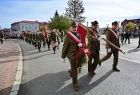 Żołnierze w mundurach w pochodzie uliczkami miasta