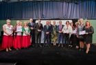 Przedstawiciele Zarządu Województwa Małopolskiego, radni województwa i beneficjenci konkursu pozują do wspólnego zdjęcia