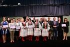 Pamiątkowe zdjęcie przedstawicieli Zarządu Województwa Małopolskiego, radnych województwa i beneficjentów konkursu