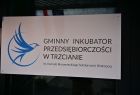 Tablica z napisem Gminny Inkubator Przedsiębiorczości w Trzcianie.