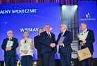 Wicemarszałek Józef Gawron gratuluje laureatowi