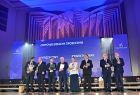 Grupa wyróżnionych osób na scenie