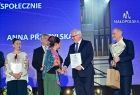 Laureatka odbiera nagrodę