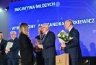 Wicemarszałek Józef Gawron gratuluje laureatowi