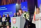 Kobieta uhonorowana wyróżnieniem przemawia ze sceny