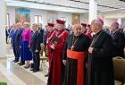 Goście uroczystości stoją w rzędach, wśród nich marszałek Witold Kozłowski i Iwona Gibas z zarządu województwa