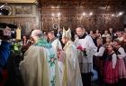 Kapłani podchodzący do ołtarza.
