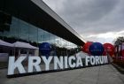 Napis Krynica Forum przed budynkiem Pijalni Głównej