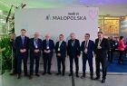 Grupa samorządowców na tle banneru z napisem "Małopolska"