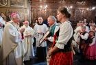 Para w stroju ludowym składa podziękowania abp. Markowi Jędraszewskiemu. 