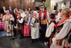 Zespół regionalny z pamiątkowym obrazem Matki Bożej. 